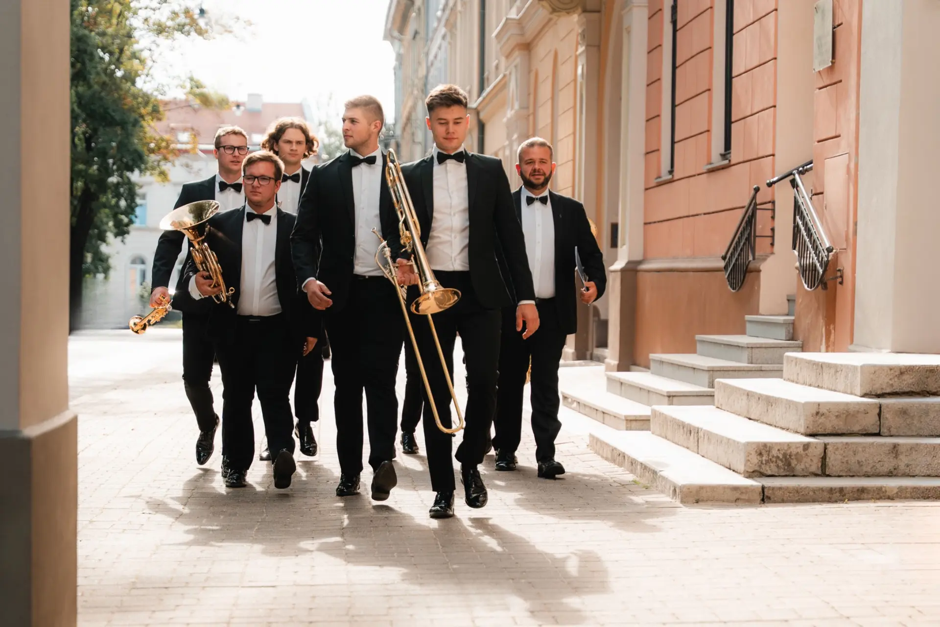 Muzycy Silver Brass z instrumentami przed wejściem do kościoła — program Sacrum Brass