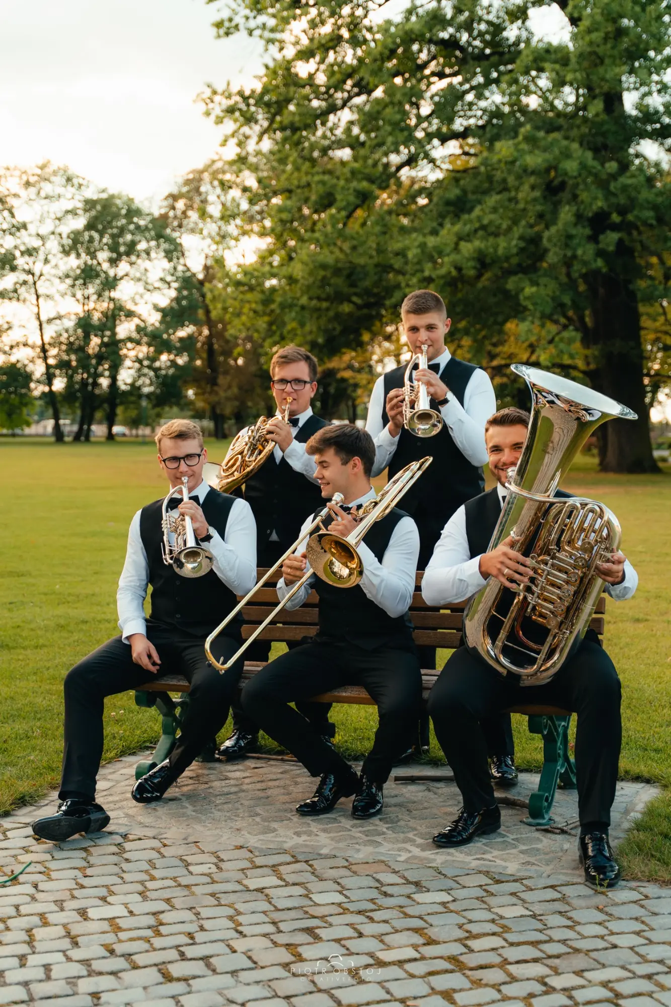 Silver Brass z trąbkami, waltornią, puzonem i tubą podczas sesji plenerowej w parku