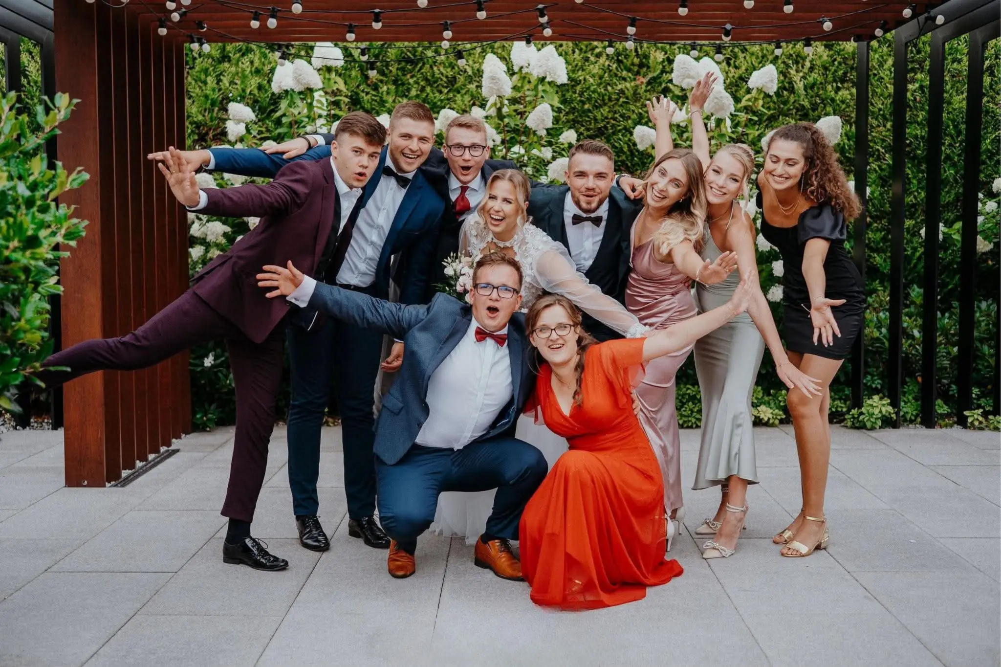 Silver Brass Family — wspólne zdjęcie muzyków zespołu i ich bliskich w ogrodzie